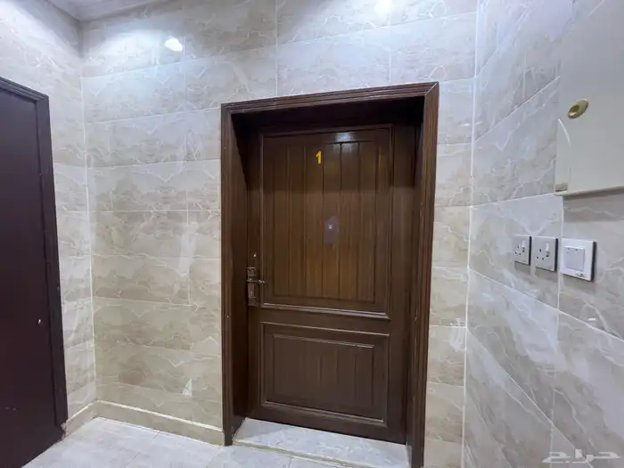 للايجار معارض وعمارة تجاريه في ولي العهد 1 شارع 52 3