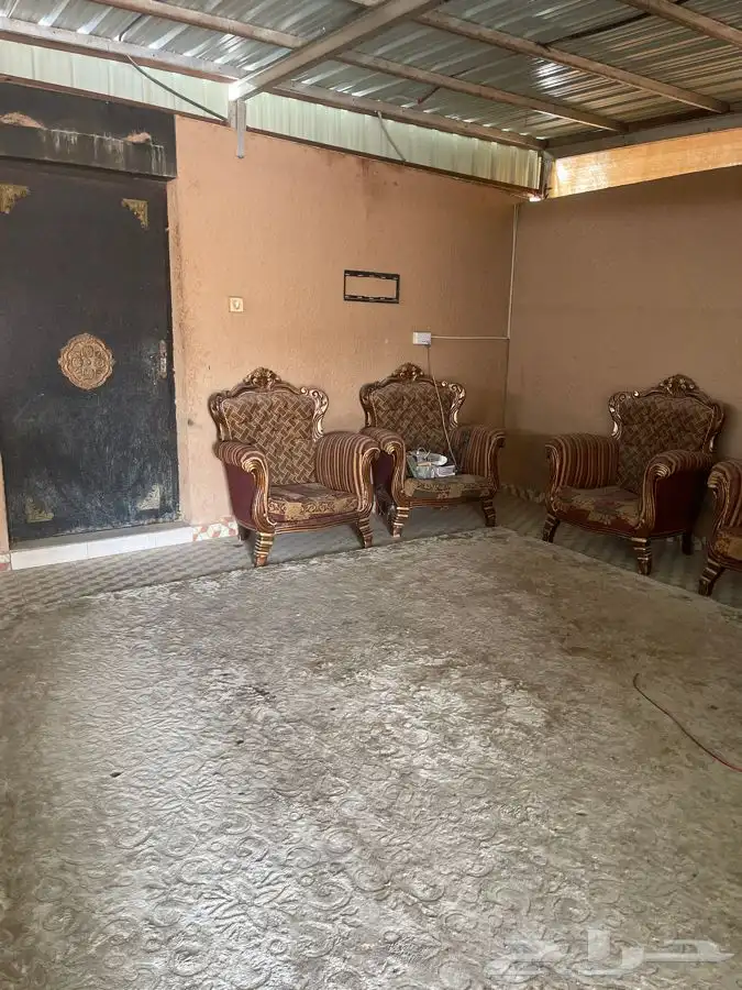 كنب مكون اربع كرسي نفر وكرسي كبير ثلاث انفار مع طاوله 1