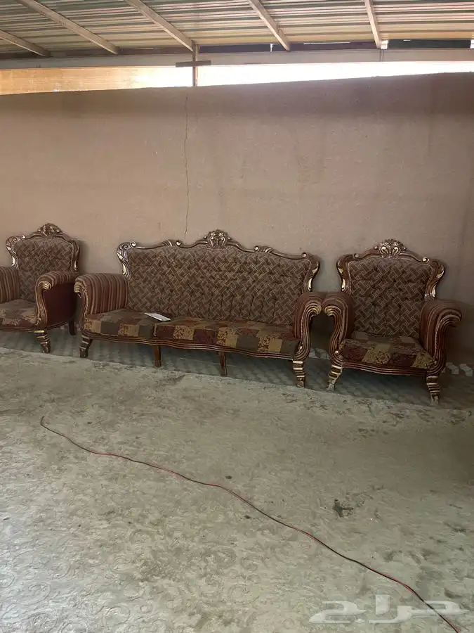 كنب مكون اربع كرسي نفر وكرسي كبير ثلاث انفار مع طاوله 0