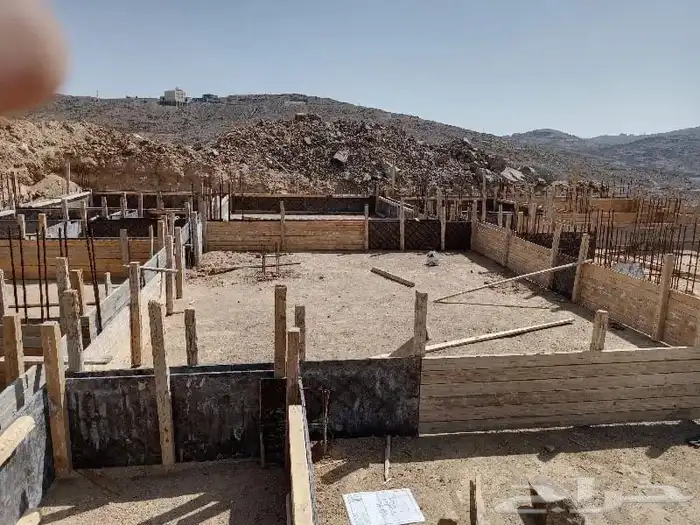 يوجد لدينا مقاولات عامه وتشطيب وديكورات ودرب زان 79