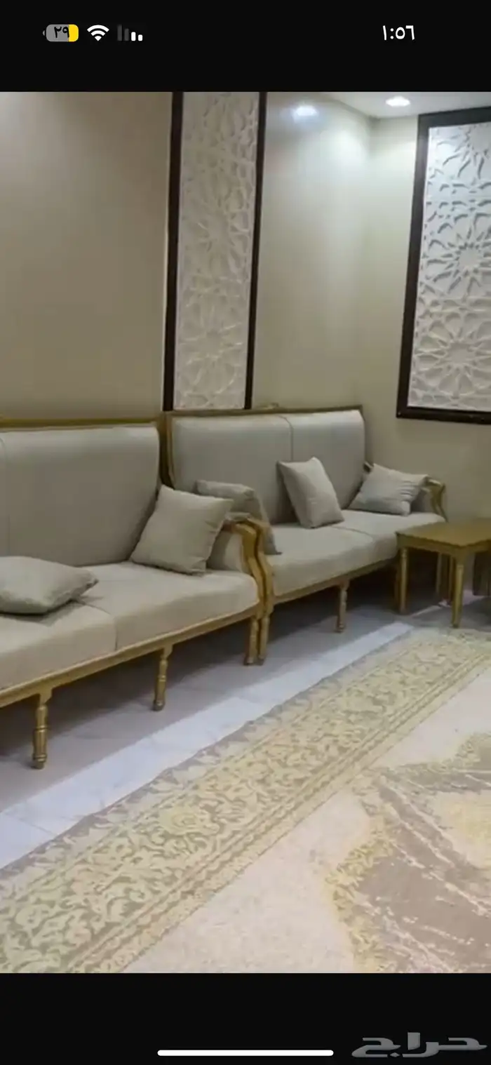 كنب جديد ذهبي ببيج استعمال بسيط مع طاولات 0