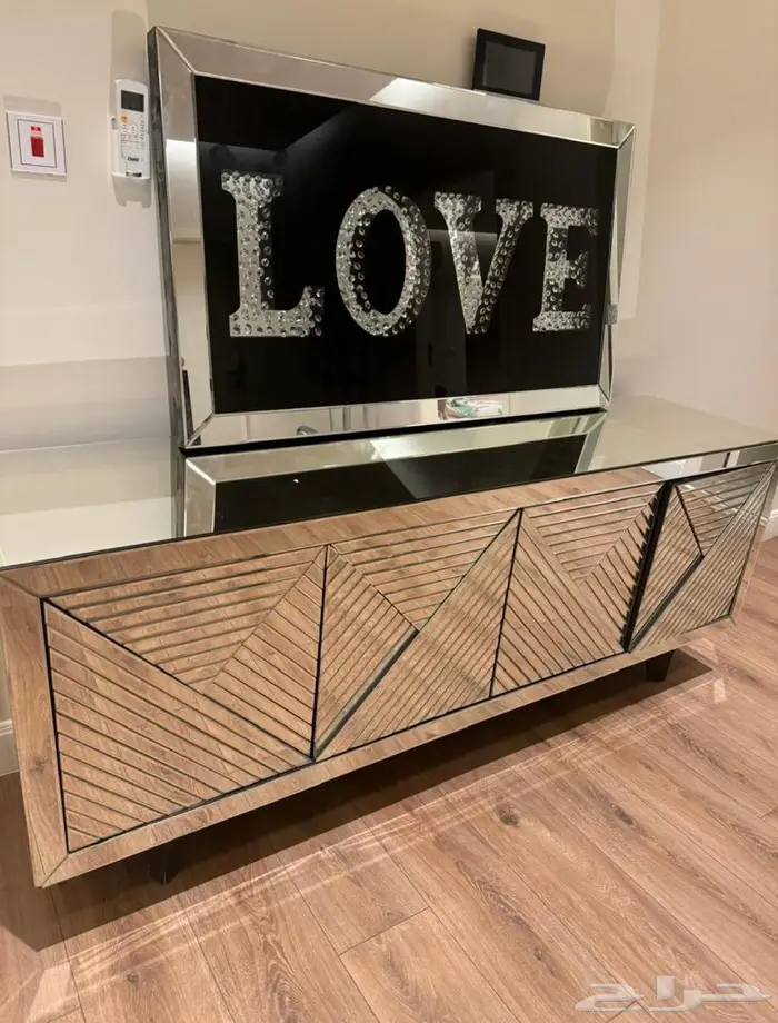 لوحه مكتوب فيها LOVE قزاز 7