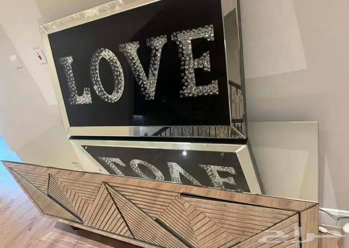 لوحه مكتوب فيها LOVE قزاز 1