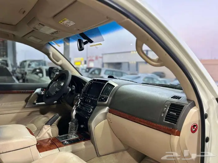 تويوتا لاندكروزر VXR موديل 2014 نظيف جدا للمستخدم 9