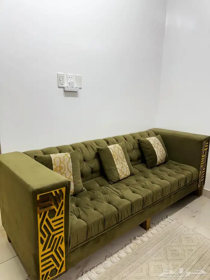 كنب مع طاول كبيره و أربع طاولات صغار 2