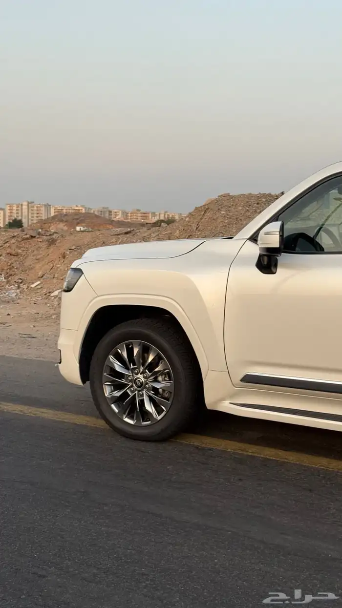 لاندكروزر 2022 GXR L3 بودي بلد 23