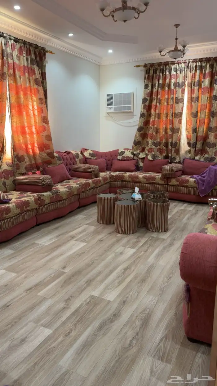 مجلس كنب وطاولاته وستائره 0