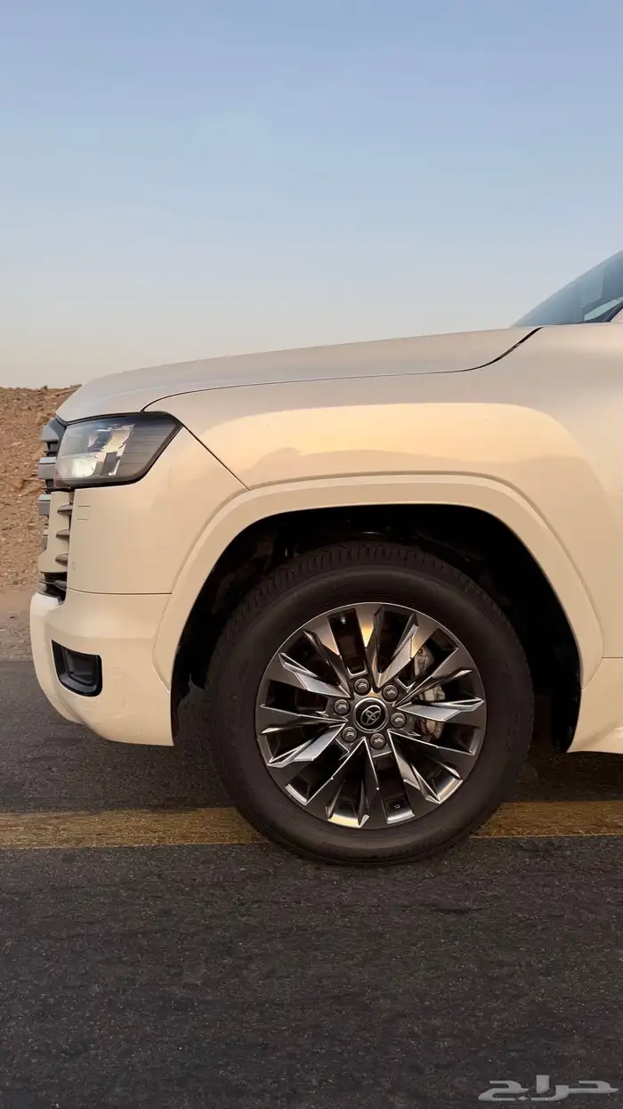 لاندكروزر 2022 GXR L3 بودي بلد 15