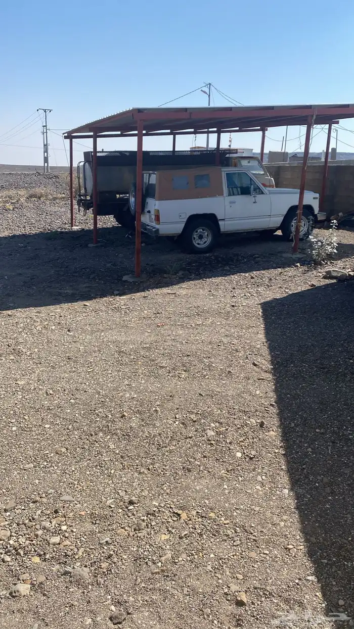 للبيع جيب نيسان 82 نظيف مسقط عليه لوحات فقط 0