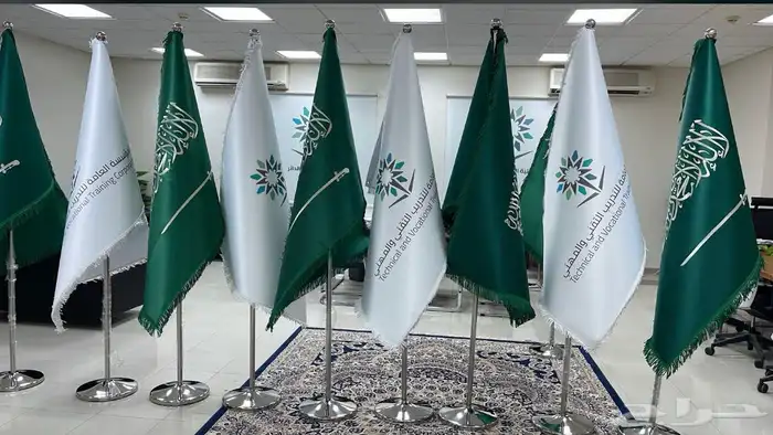علم مقوى مع السارية 0