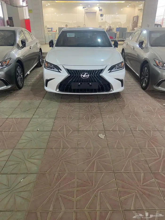 لكزس ES350 CA موديل 2025 خليجي لدي معرض السلامه 1