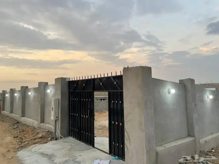 حوش يوجد فيه غرف ومستودع للايجار حي الوفا 2