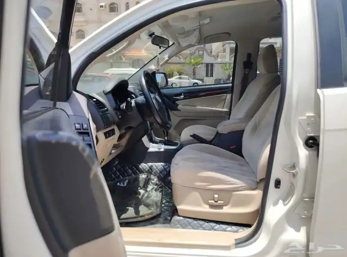 Isuzu 2022 model Mux 3.0 MID opition 9