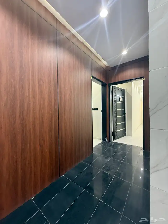 للبيع شقق علويه بإطلالات درج داخلي للسطح بعد كوبري المطار 3
