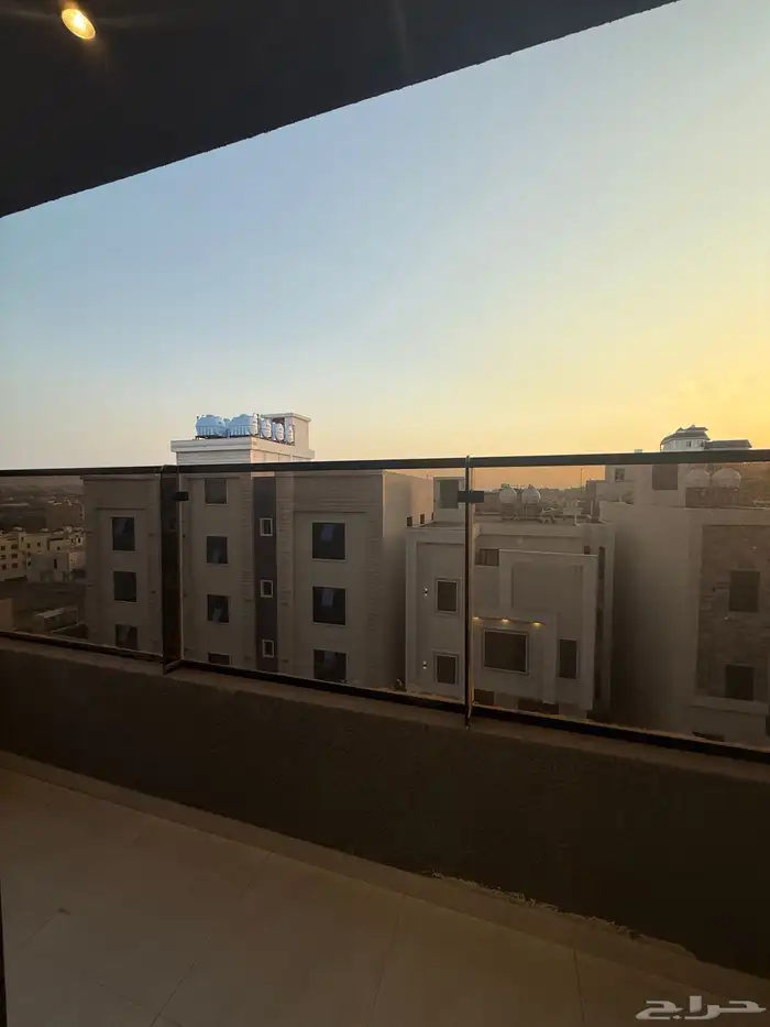 للبيع شقق علويه بإطلالات درج داخلي للسطح بعد كوبري المطار 4