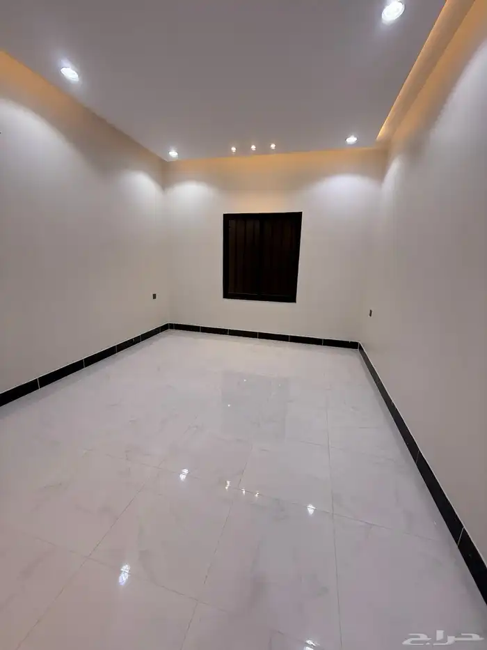 للبيع شقه دور علوي مدخل وسطح مستقل حي الراقي خميس مشيط 550 18