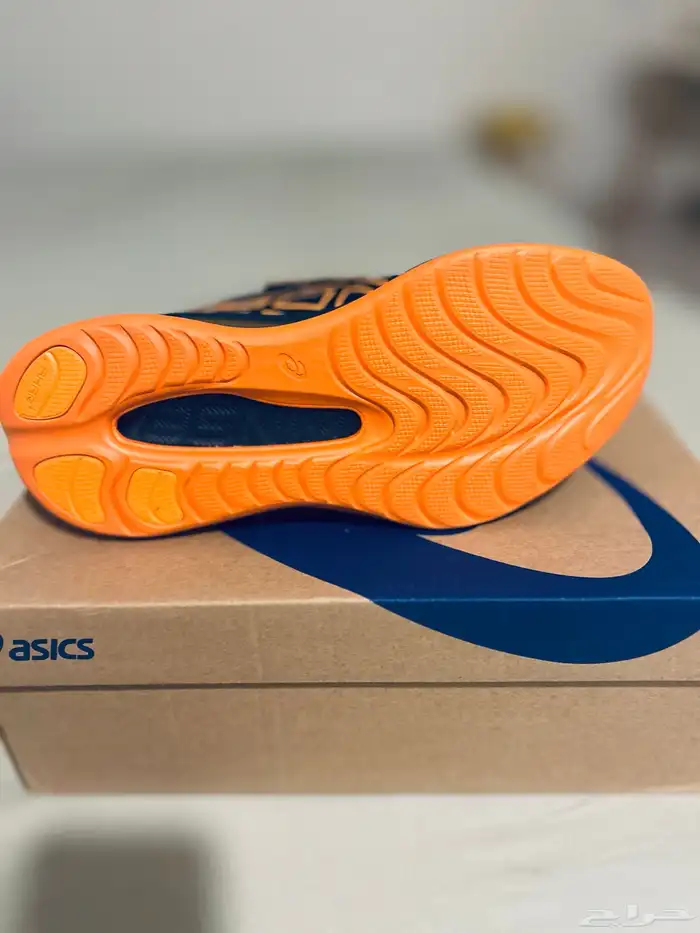 حذاء نسائي ماركة asics 1