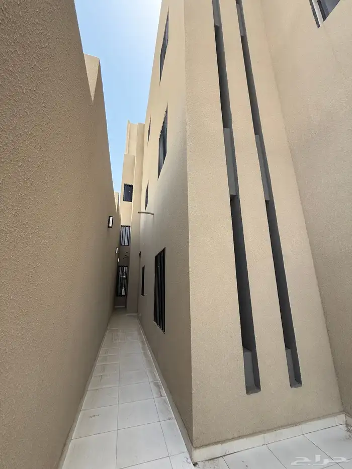 للبيع دور أرضي بحوش وشقق علويه حي قرطبه المحاله ابها 6