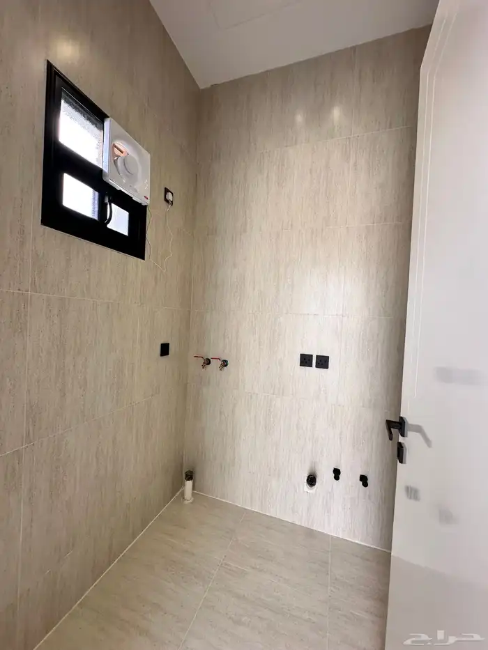 للبيع ادوار ارضيه وروفات علويه فاخره احد روفيده 33