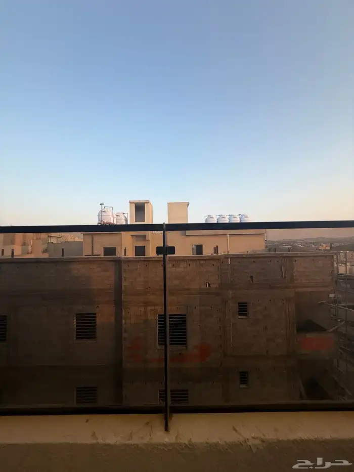 للبيع شقق علويه بإطلالات درج داخلي للسطح بعد كوبري المطار 15