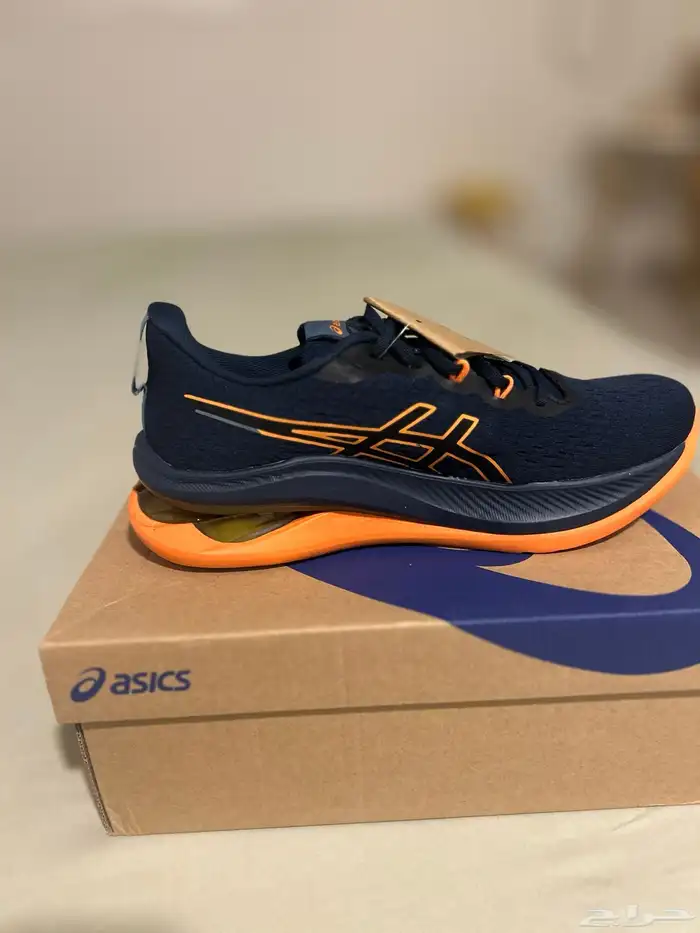 حذاء نسائي ماركة asics 3