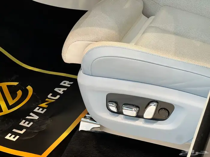 Rolls Royce Cullinan 2025 silver Badge 12
