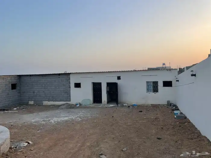 حوش يوجد فيه غرف ومستودع للايجار حي الوفا 0