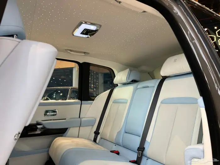 Rolls Royce Cullinan 2025 silver Badge 11