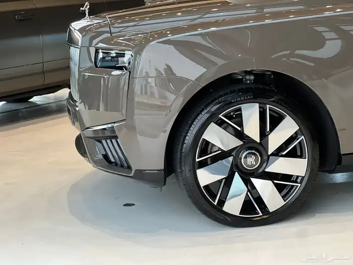 Rolls Royce Cullinan 2025 silver Badge 2