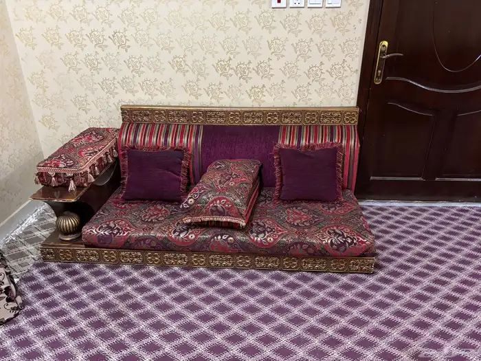 طقم كنب جلسة ارضية - طاولة زجاجية - دفاية 5