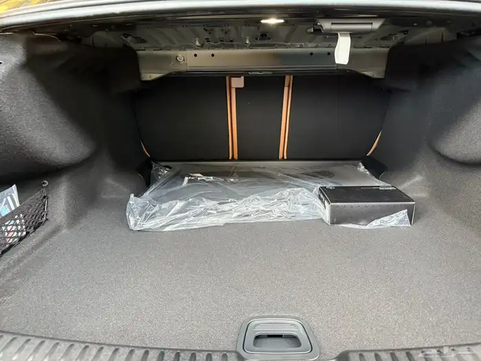 Mercedes Benz E300 AMG LINE (2025) zero 26