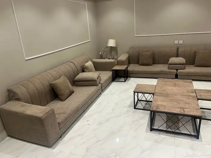 كنب مع طاولة وستارة 0
