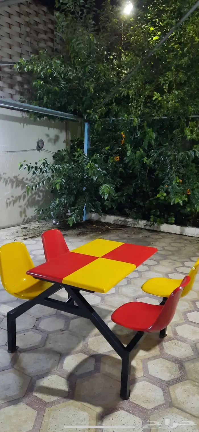طاولات مطعم وجبات سريعه نظيفه جدا 2