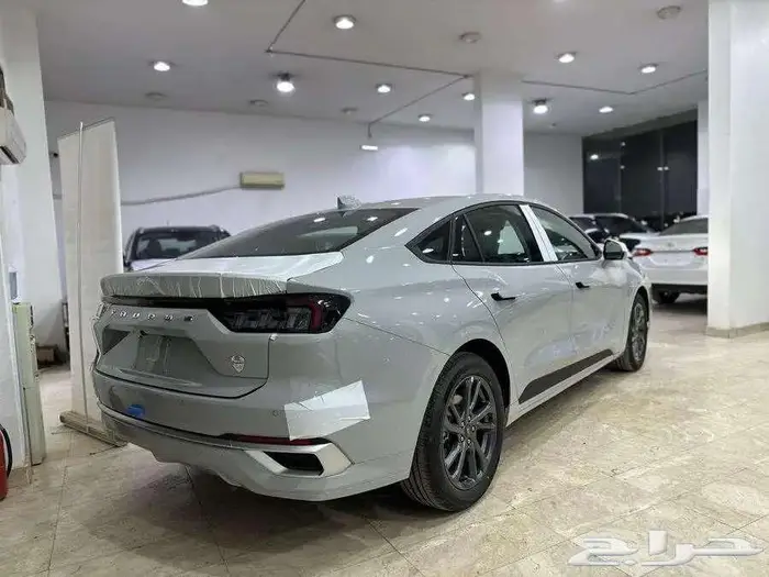 فورد تورس امبيانتي رصاصي فاتح 2025 5