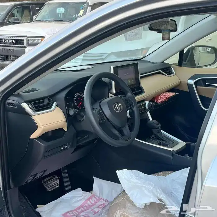 تويوتا راف فور بنزين XLE نص فل فتحه سقف 2025 4
