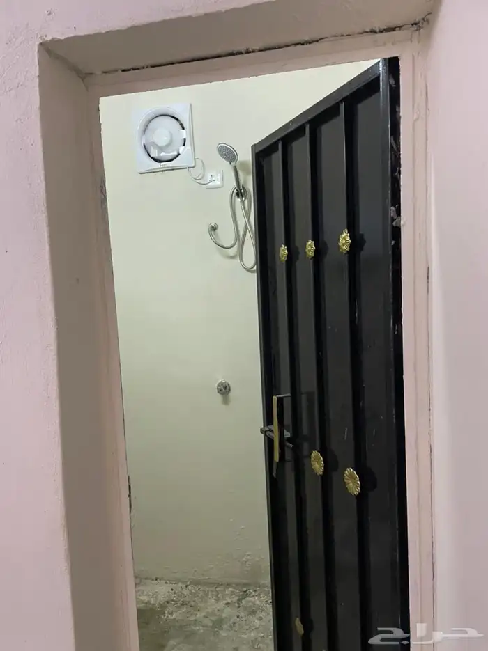 حوش يوجد فيه غرف ومستودع للايجار حي الوفا 8