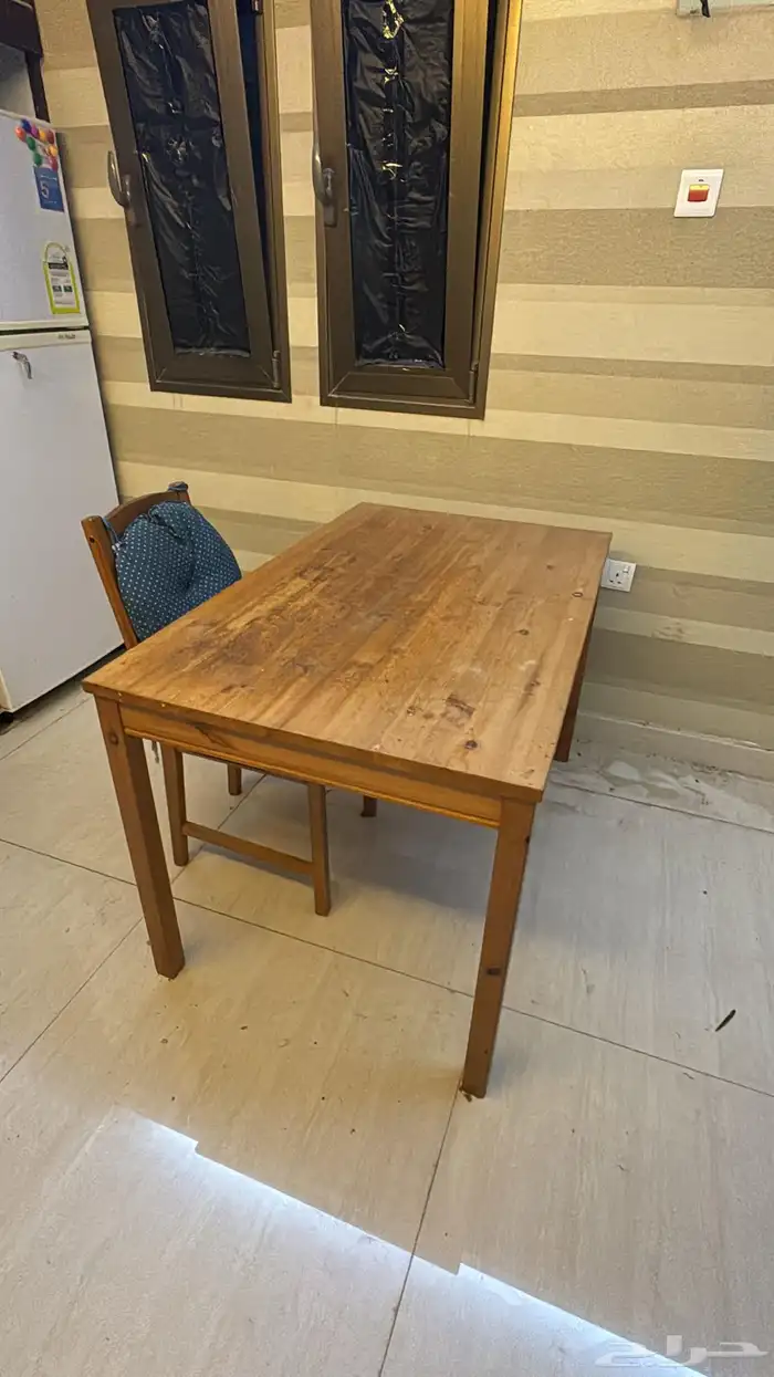 مطبخ بدون اغراض مع طاوله مع تسريحه 0