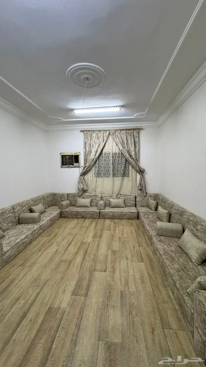 كنب ارضي مع ستاره و طاولات ارضي و مكيف 0