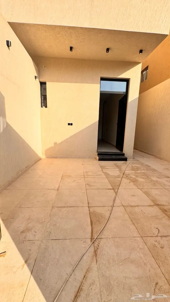 ادوار للبيع بحي الروضه 8