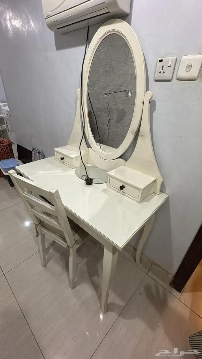 مطبخ بدون اغراض مع طاوله مع تسريحه 2