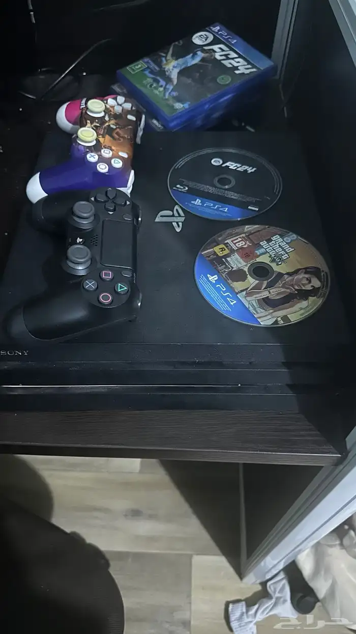سوني 4 برو معى يدين و شريطين نظيف مافيه خرابات السعر 850 0