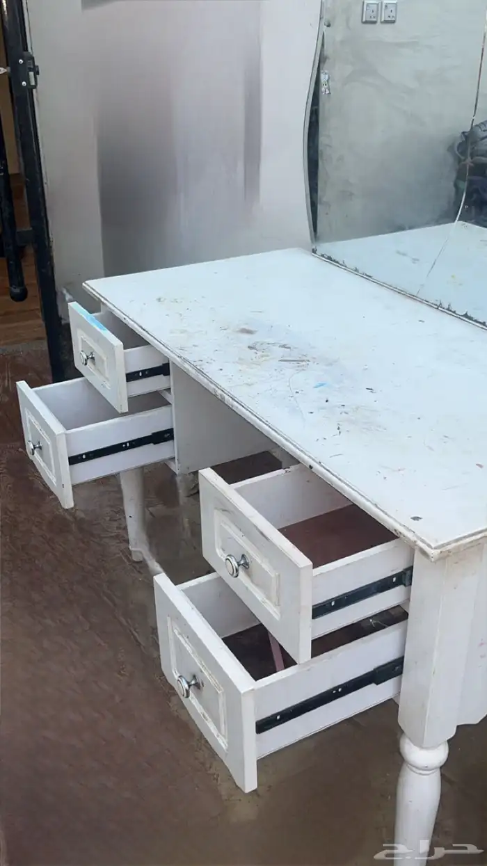 طاوله تسريحه ايكيا مستخدم طاوله باربع ادراج 0