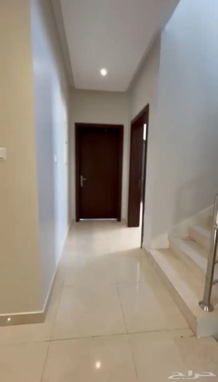 للبيع فيلا درج داخلي في حي الجنادرية 5