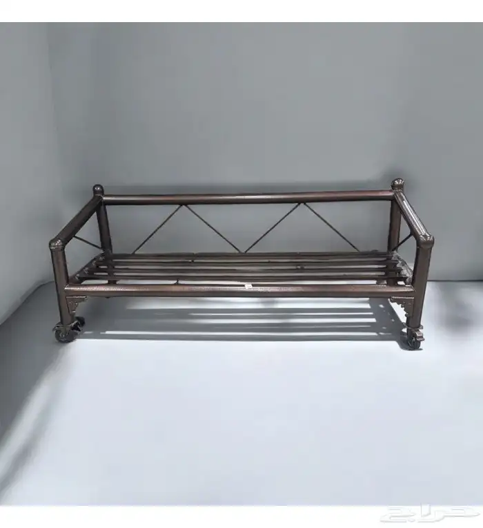 يوجد لدينا كراسي او تصميم كراسي 9