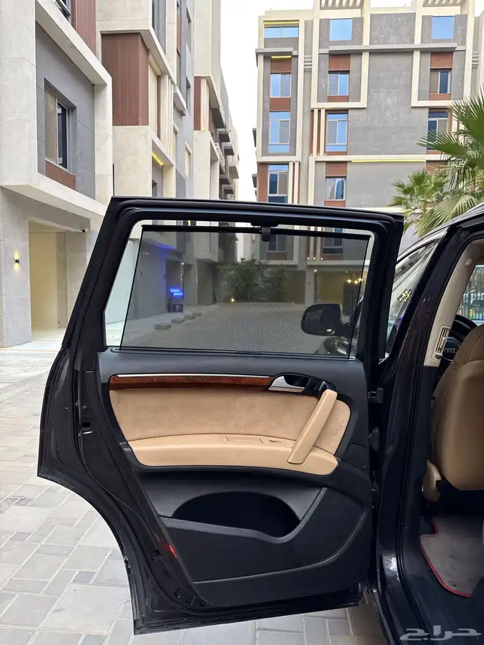 Audi Q7 2014 مخزن 24
