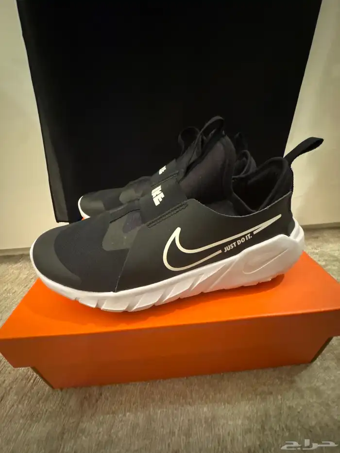 جزمة أولاد سوداء مقاسNIKE 39 0