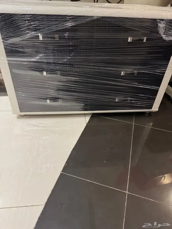 غرفة نوم تركي بيضاء بجلد اسود مجانيه 1