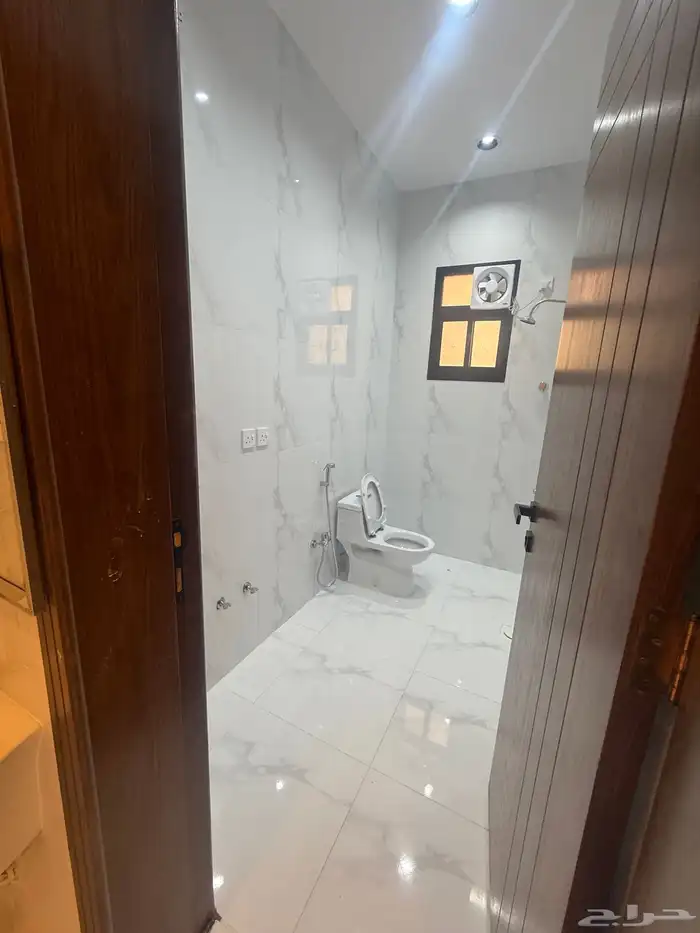 للبيع دور أرضي بحوش وروف علوي بملحق طريق الثمانين خميس مشيط 41