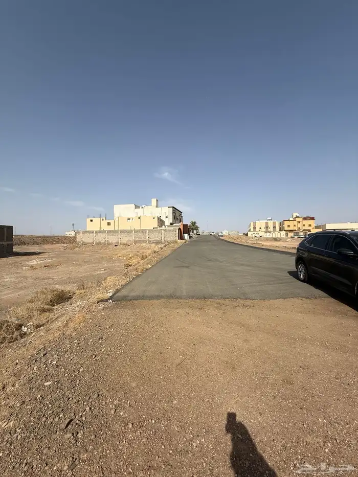 للبيع أرض سكنية على واجهتين 2 في حي العاقول 7