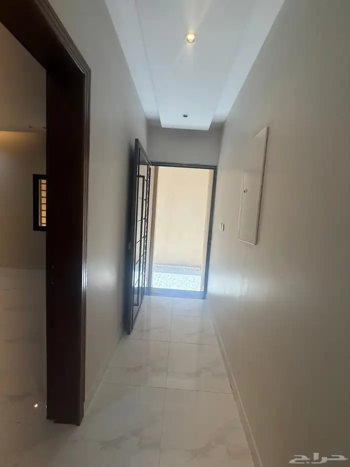 للبيع دور أرضي بحوش وروف علوي بملحق طريق الثمانين خميس مشيط 10